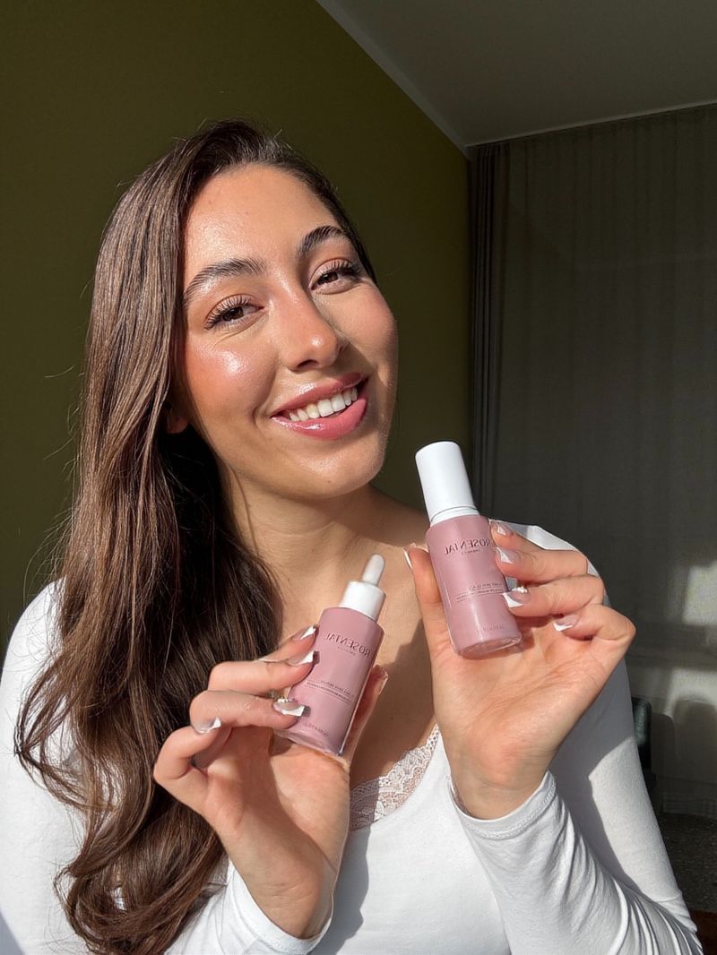 Selfie mit zwei Serum-Flaschen im Sonnenlicht