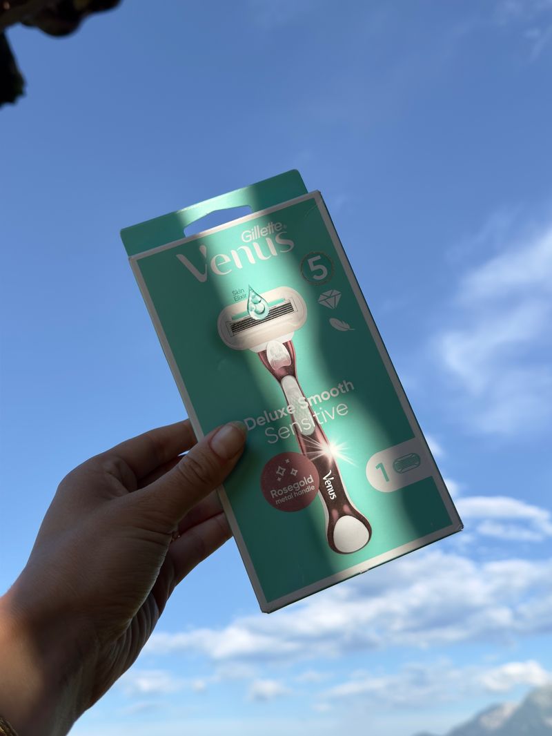 Rasierer-Verpackung vor blauem Himmel