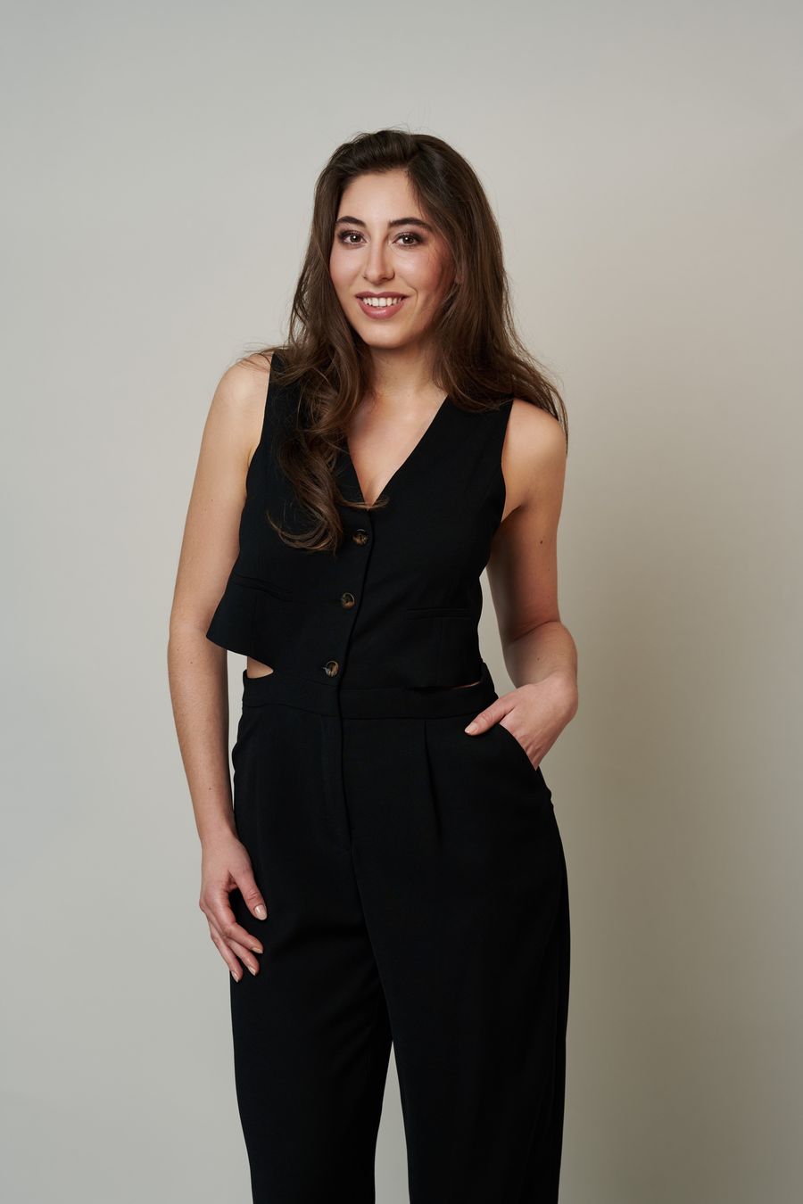 Studioporträt im schwarzen Jumpsuit