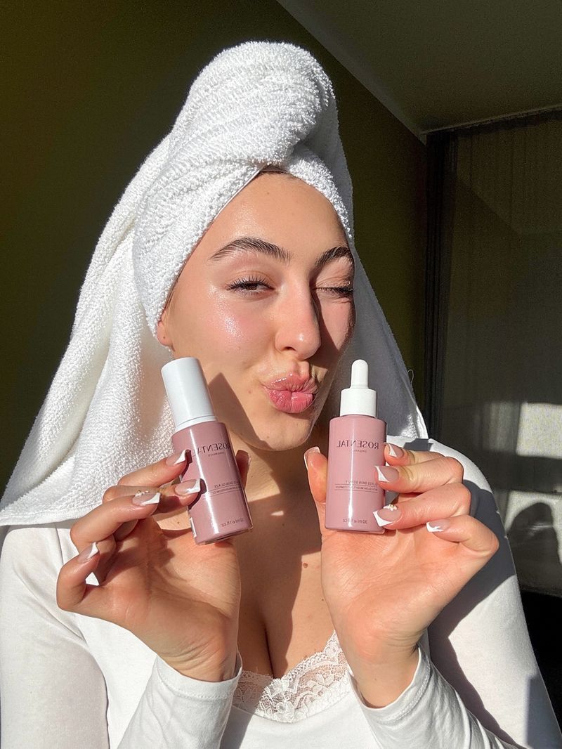 Skincare-Moment mit Handtuch-Turban und zwei Produkten