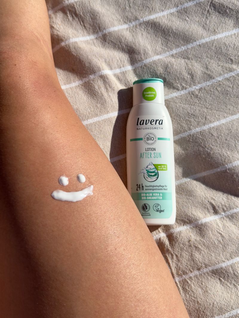 After-Sun-Lotion mit Smiley auf der Haut