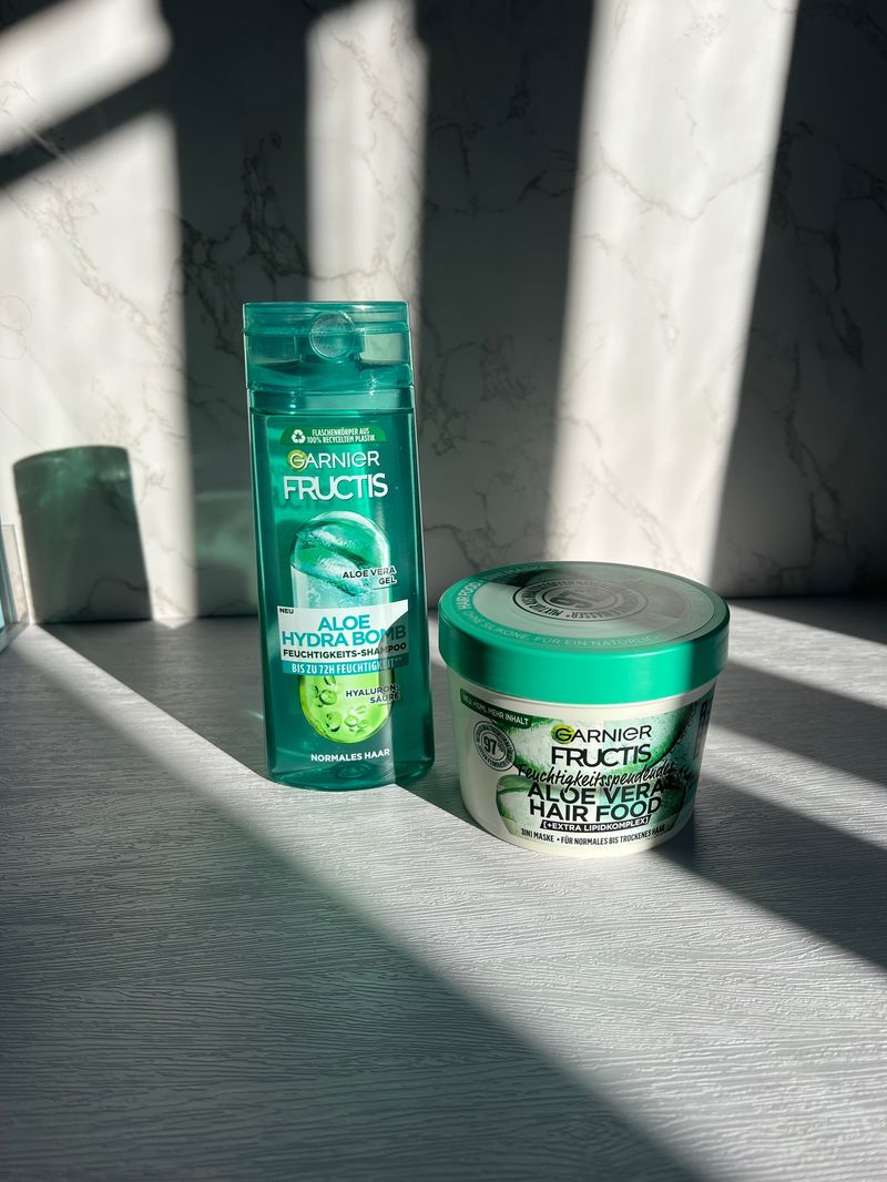 Shampoo und Haarmaske im Schattenspiel